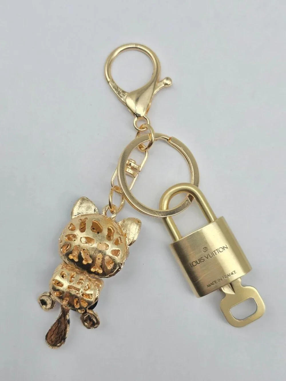 LV Authentic Gold Padlock 🔒 Key Set w/ Unbranded Cat Keychain Charm